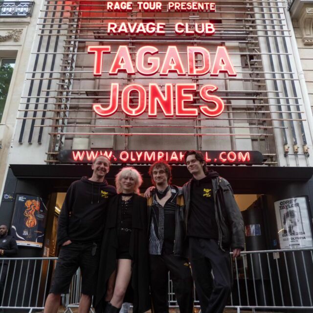 🔥SOUVENIR OLYMPIA🔥 @olympiahall
Encore un ÉNORME MERCI à @ragetour & @tagadajones_officiel de nous avoir permis de jouer sur cette scène mythique! C'était il y a bientôt deux semaines et c'est à peu près le temps qu'il nous a fallu pour redescendre! 😉 Merci au public de Tagada, vous étiez fous et siiii bienveillants 🥰 Tellement heureux d'avoir vécu ça tous les 4, entourés de la plus belle des équipes 😘
📸 (1-3-10) @paul.et.etienne
(2-4->9) @dwidouphotography
💛 @pool_mgmt @lapeelelectrique @matildeparm @agathebonin @estellecchx @lalouline @melekpublishing @dittomusic @agence.singularites 💛
