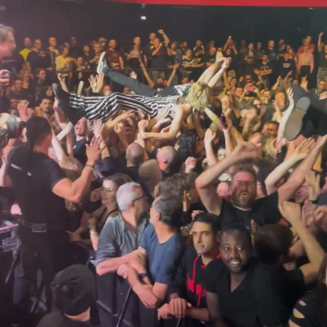 ❤️‍🔥IMMENSE FINAL❤️‍🔥
Tous ensemble sur scène avec @tagadajones_officiel & @darcymusic , gros slam de fin (le premier d’@hughes.rive !! 🔥), une soirée entre rires et l’envie de verser sa p’tite larme... Tellement reconnaissants d'avoir fait partie de cette expérience sans pareille, on a tant appris... 💛
On a aussi beaucoup ri et fait les cons durant cette aventure de 3 semaines (l’impression d’avoir vécu 3 ans) , entourés des meilleurs ❤️‍🔥
1. Slam de fin (14e date/14)
2. Hughes désormais accro au slam
3. La dégling'
4. Elle rit sans savoir pourquoi
5. 2 salles, 2 ambiances
6. L'accent qui revient face à tant de mignonnerie
7. Thailand
8. Répèt de Breed avec La Guiche 🧡
9. Waner découvre qu'on tourne avec Benja de Watcha
10. Final de Cayenne de Parabellum avec Tagada et Darcy ❤️

#slam #tournée #punk #tourneeducoeur #ravageclub