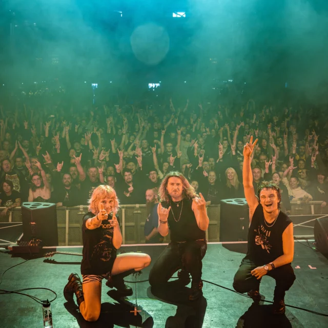 🔥Merci @festivalonaplus20ans !🔥
Notre première en power trio et on a bien fêté ça! Vous nous avez envoyé tellement d'énergie et étiez si nombreux, bordel qu'est-ce qu'on a kiffé!! 
Merci @ragetour, tous les bénévoles et bravo pour cette orga de dingue, merci Waner pour le feat, merci à vous pour vos sourires et vos mots doux,
On se retrouve vite! 😘

📸 @vidneo77 & Jacques Apothéloz
 
#concerts #punkmusic #rockfrancais #powertrio #frenchrock